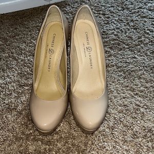 Cream closed toe shoes. Womens 8. All purpose heels.